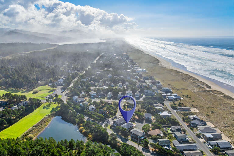 1 Block to the beach. 1 block to the golf course and walkable to town. 