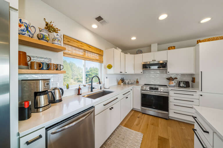 Fully equipped kitchen with breakfast bar