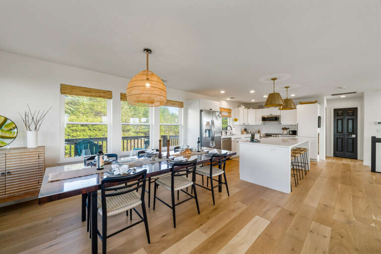 Dining area and fully equipped kitchen with breakfast bar. 
