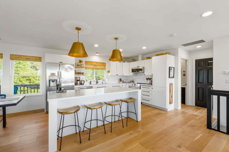 Breakfast bar in the fully equipped Kitchen