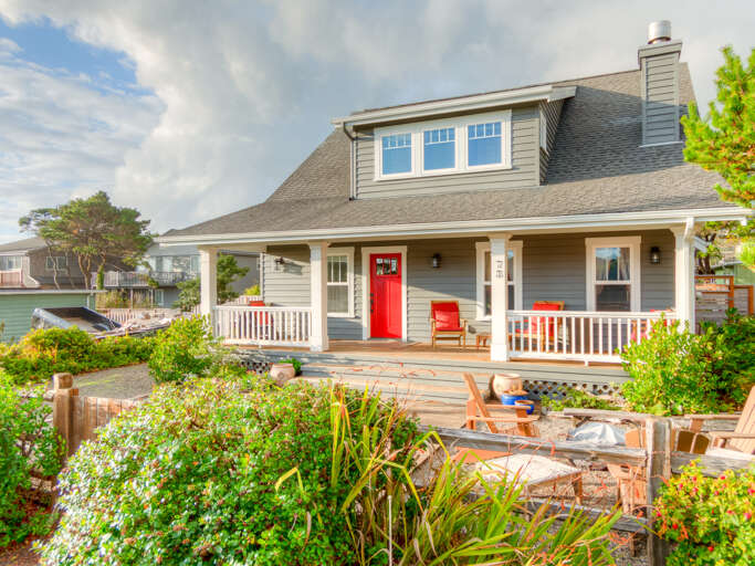 1/2 block to the beach. Street view. 