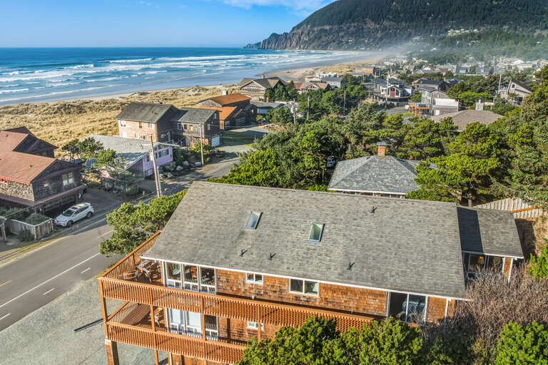 Views of Neah kah Nie mountain and ocean. Across the street from the beach access. 