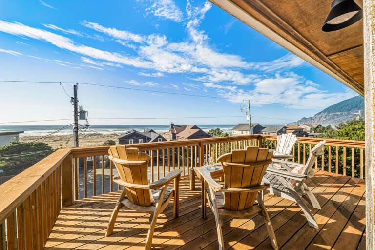 Ocean facing deck to enjoy watching the waves roll in. Beach access across the street. 