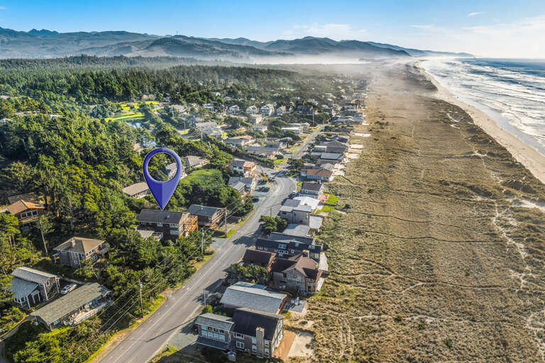 Close to the golf course and City Park. Walkable to town. 