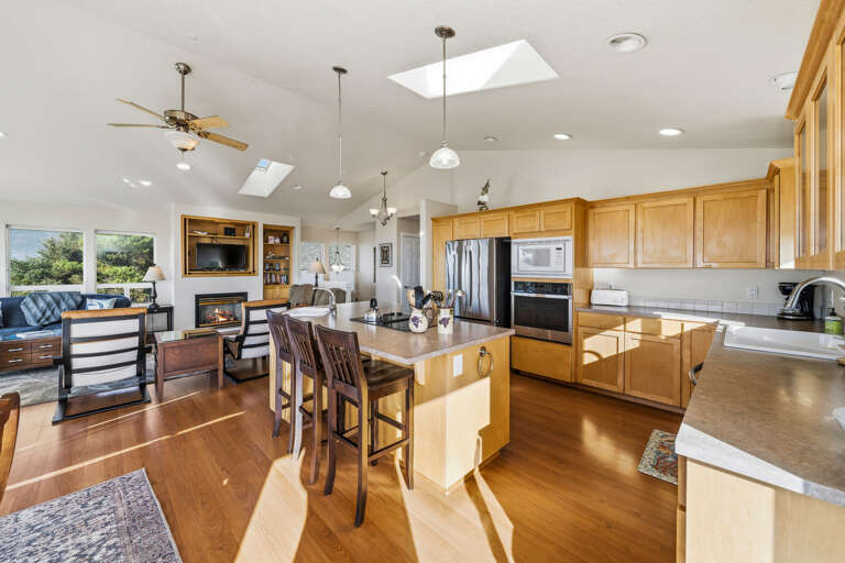 Fully equipped kitchen with island with breakfast bar. 