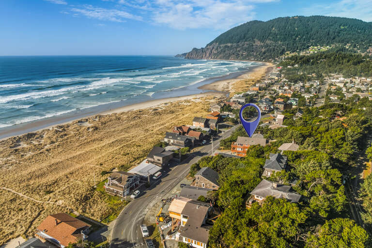 Walkable to town, City Park, shops, coffee shops, grocery stores, and restaurants. 