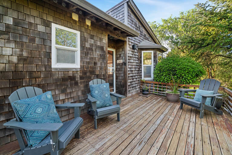 Front entrance deck with lounging chairs