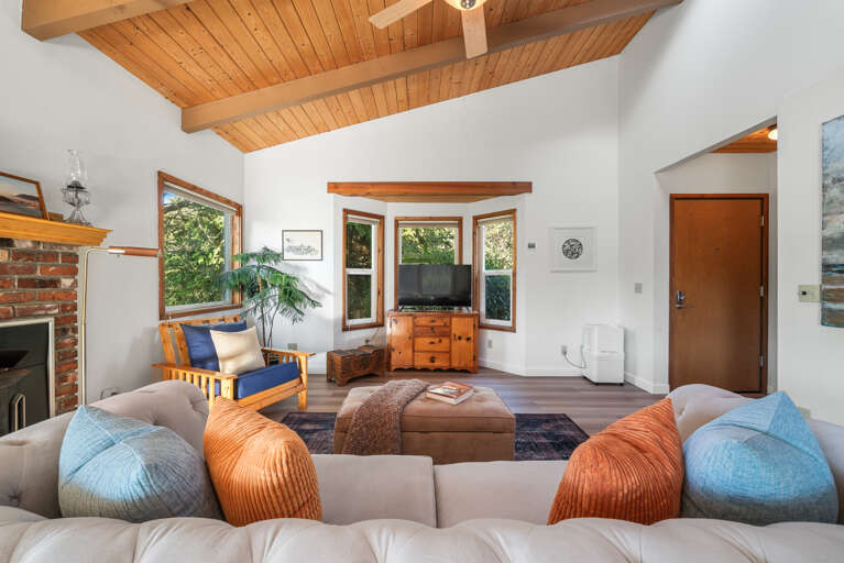 Cozy living room with Streaming TV, open to the dining area. Woodstove is NOT operational. 