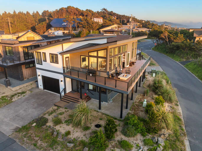 Walkable to town, golf course, city park and across from the beach access. 