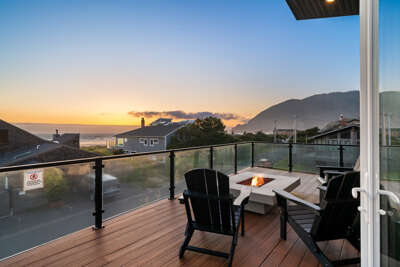 Across the street from the beach with spectacular views, outdoor fire table.