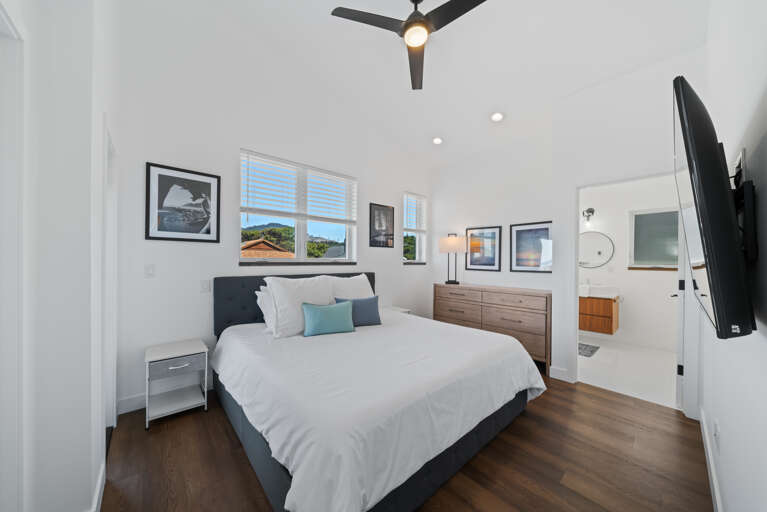 Master bedroom with King bed, big screen TV, private bath and access to the ocean view deck.