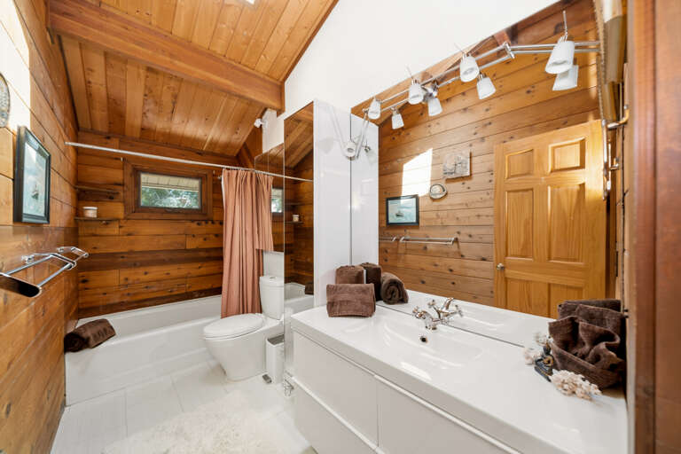 Upstairs bathroom with shower/tub combination