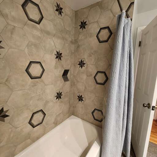 ... and a full tub & shower. ... and a full tub & shower.