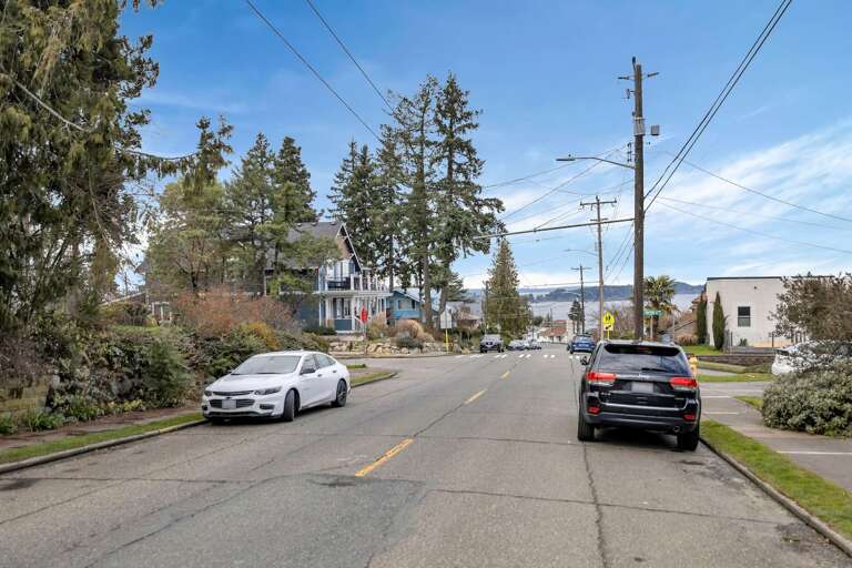 Plenty of free street parking is available in the front of the house Plenty of free street parking is available in the front of the house