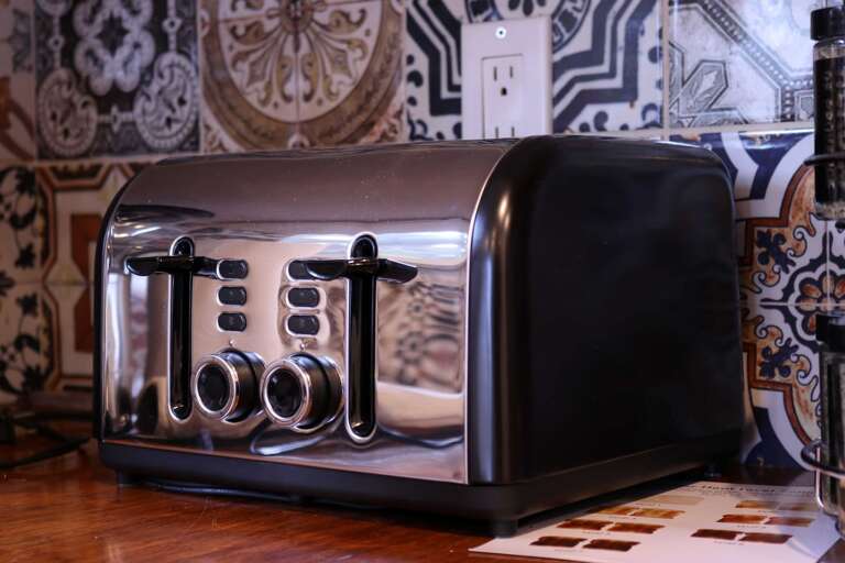 This 4 slice toaster has 2 independent cooking controls. No more waiting around for your toast or bagels! This 4 slice toaster has 2 independent cooking controls. No more waiting around for your toast or bagels!