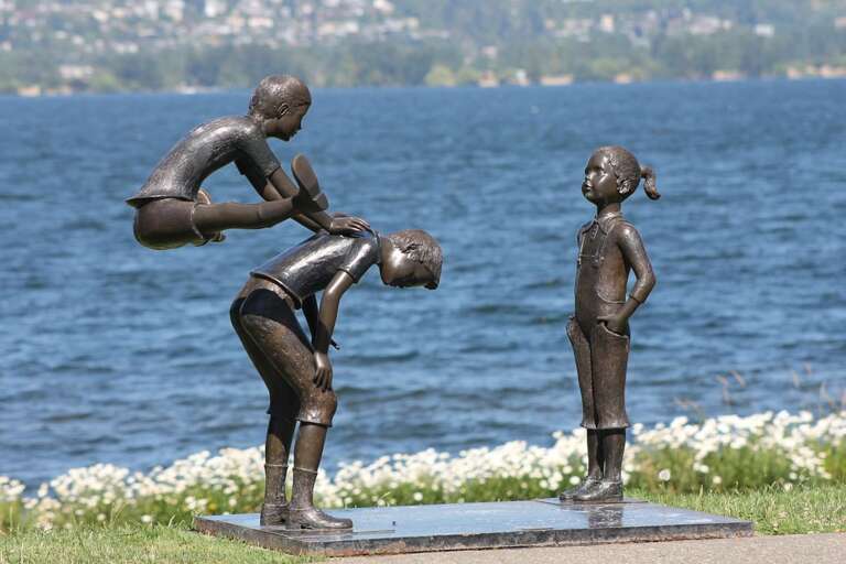 There's so much to do for adults and kids! Within 20 minutes, Seattle guests can drive to Discovery Park, Woodland Park Zoo, Kubota Gardens, Boeing's Museum of Flight, and many more Emerald City attractions. There's so much to do for adults and kids! Within 20 minutes, Seattle guests can drive to Discovery Park, Woodland Park Zoo, Kubota Gardens, Boeing's Museum of Flight, and many more Emerald City attractions.