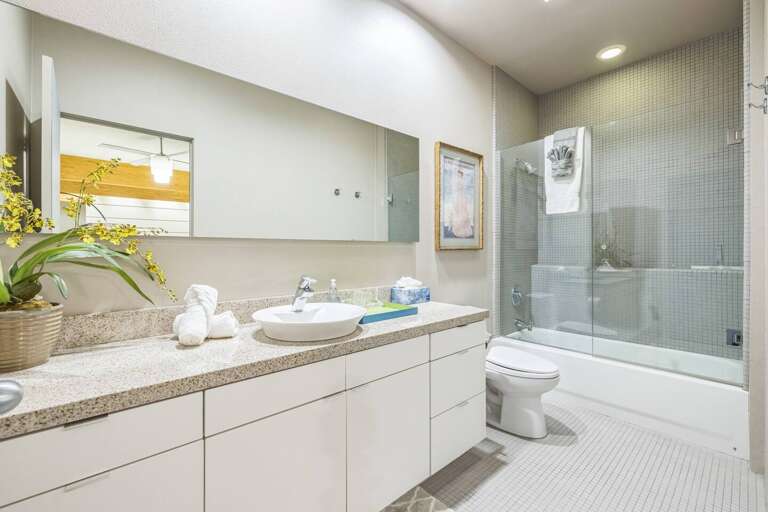 Stylish second bathroom, designed for comfort and convenience! With contemporary fixtures and a clean, bright layout, it’s perfect for guests. Enjoy ample space and all the essentials for a refreshing shower or quick freshen-up during your stay! Stylish second bathroom, designed for comfort and convenience! With contemporary fixtures and a clean, bright layout, it’s perfect for guests. Enjoy ample space and all the essentials for a refreshing shower or quick freshen-up during your stay!