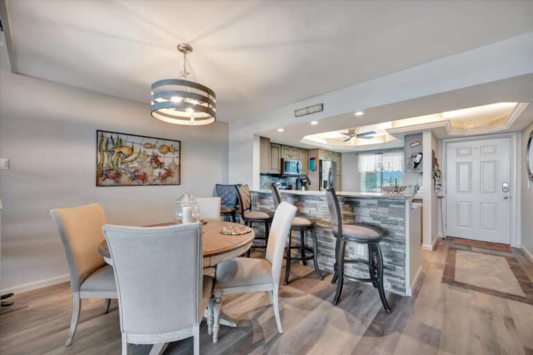 08-Dining to Kitchen.jpg