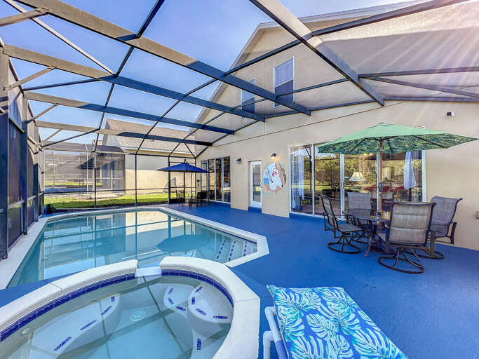 Private screened pool with spa – perfect for relaxing 🌴 Private screened pool with spa – perfect for relaxing 🌴