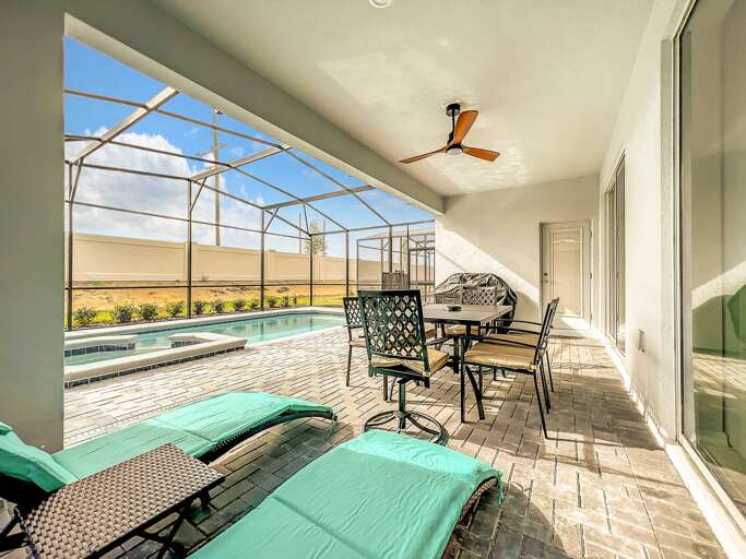 Enjoy morning coffee or evening meals in the screened-in patio with tranquil pool views โ๐
Enjoy morning coffee or evening meals in the screened-in patio with tranquil pool views โ๐