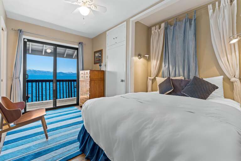 Upstairs Primary Bedroom - Queen Bed