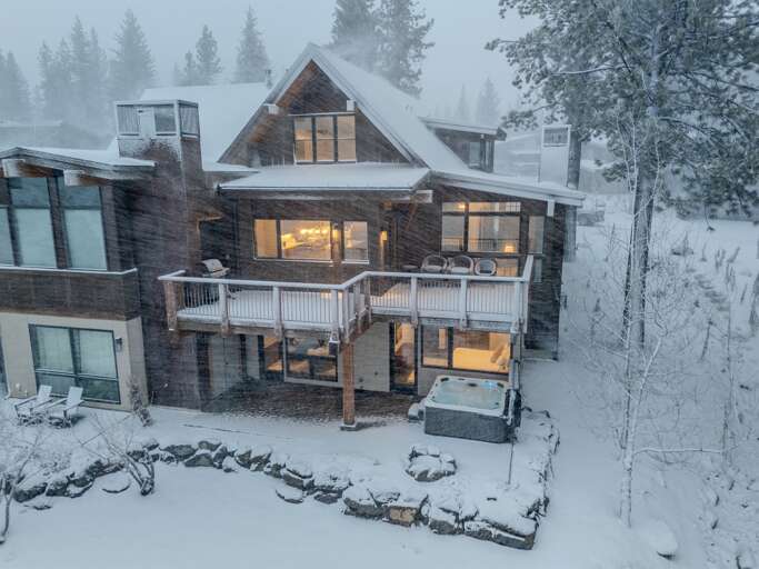 Unwind in the warmth of Lookout Retreat. After a day of adventure, relax by the gas fireplace, soaking in the cozy ambiance as you enjoy the stunning mountain views.