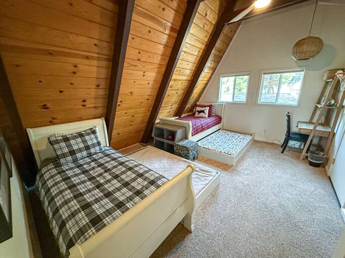 Bonus Room (located upstairs): Sleeps up to four with two twin beds and two trundle beds, perfect for kids or extra guests.
