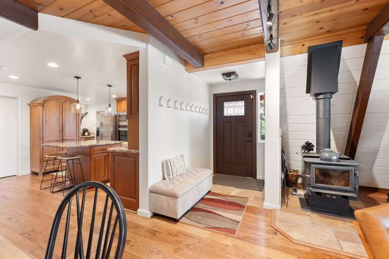 The entryway offers a warm first impression with convenient hooks for jackets and gear — perfect after a day on the slopes or trails.