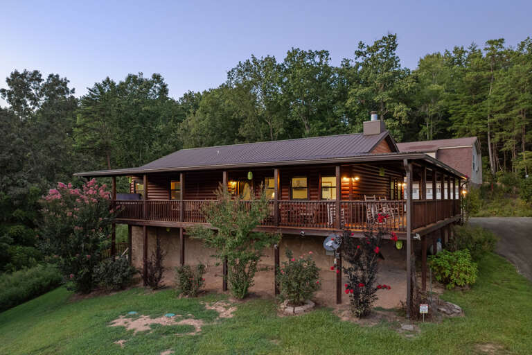 Vacation Rental Nestled In Verdant Vista, Vibrant With Veiled Views
