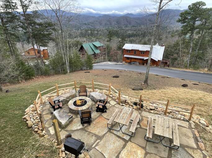Outdoor Gas Firepit overlooking the Smoky Mountains! Charcoal grill and 2 picnic tables