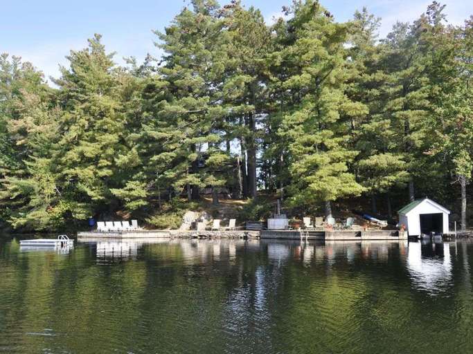 142' Waterfront with Plenty of Room to Spread Out. 142' Waterfront with Plenty of Room to Spread Out.