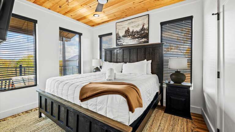 First Floor Bedroom with King Bed, Private Bathroom, Cable TV and Wifi