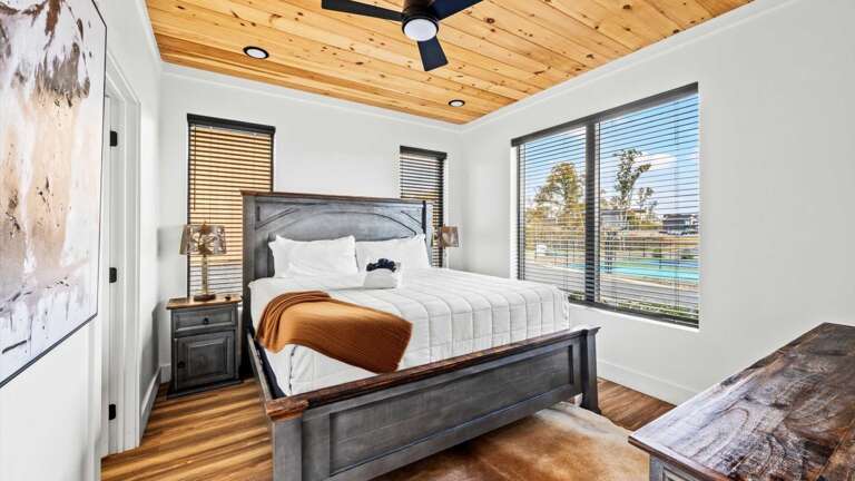 First Floor Bedroom with King Bed, Private Bathroom, Cable TV and Wifi