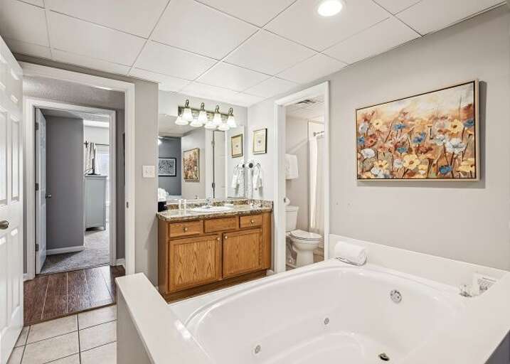 Primary Bedroom with King Bed, Private Bathroom, Cable TV and Wifi Primary Bedroom with King Bed, Private Bathroom, Cable TV and Wifi