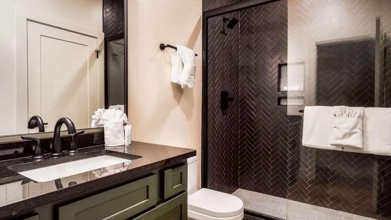 Full Bathroom, Towels Provided