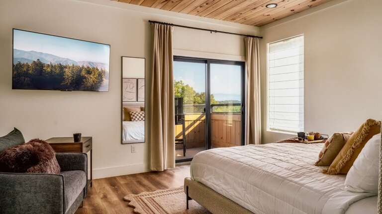 King Bedroom with Cable TV and WIfi with access to Roof top balcony