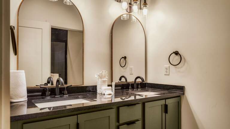 Full Bathroom, Towels Provided