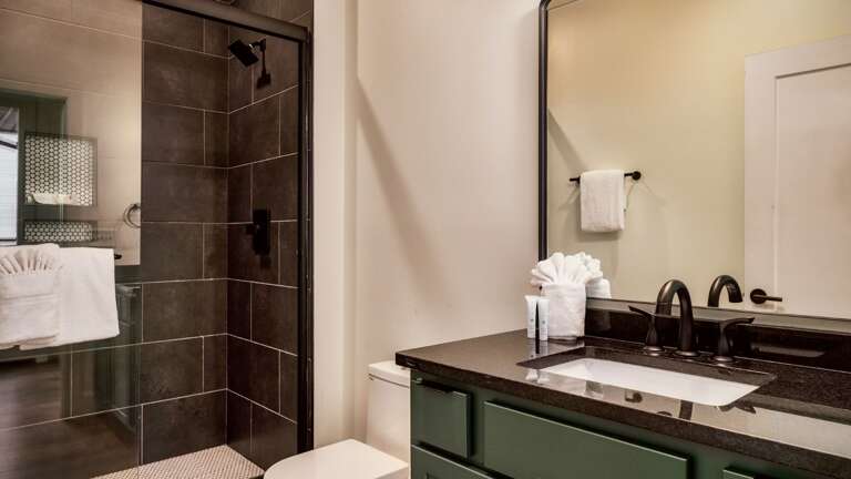 Full Bathroom, Towels Provided