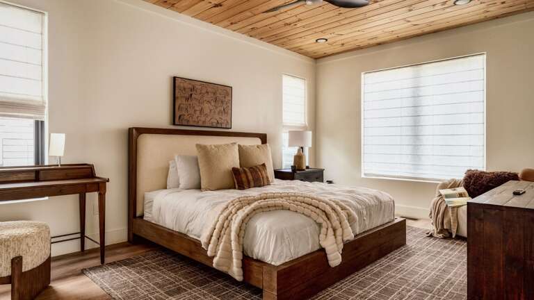 King Bedroom with Cable TV and WIfi