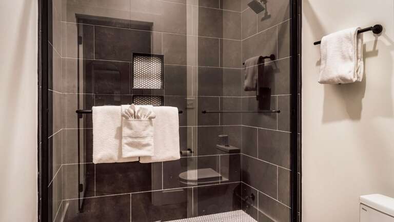 Full Bathroom, Towels Provided