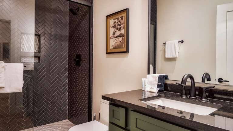 Full Bathroom, Towels Provided