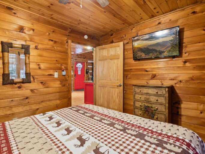 First floor room with Queen bed with Cable TV and WIFI