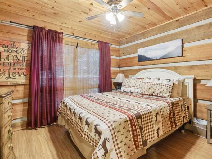 First floor room with Queen bed with Cable TV and WIFI