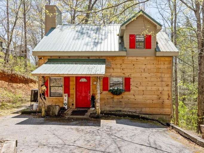Cozy Cabin located just 5 miles from Downtown Gatlinburg