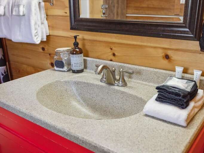 Full Bathroom, Towels Provided