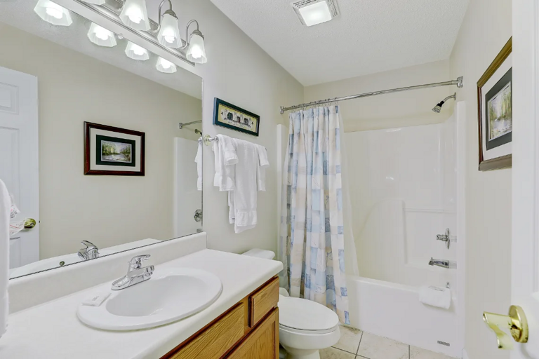 Full Bathroom, Towels Provided