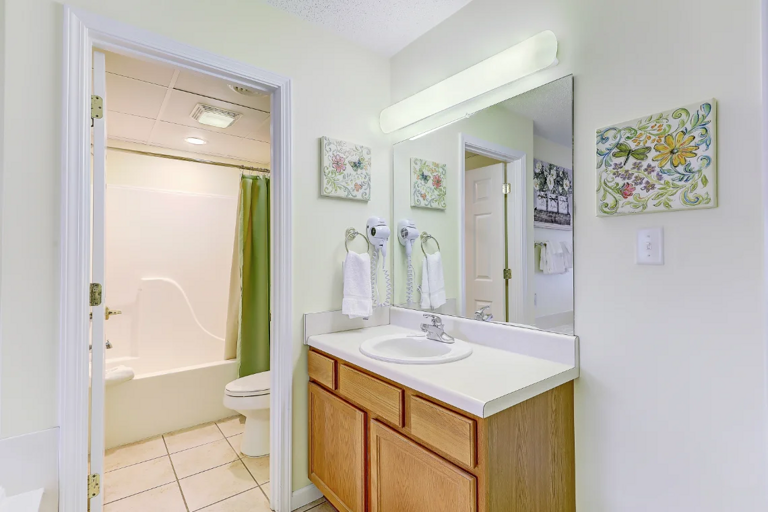 Primary Bedroom with King Bed, Private Bathroom, Cable TV and Wifi