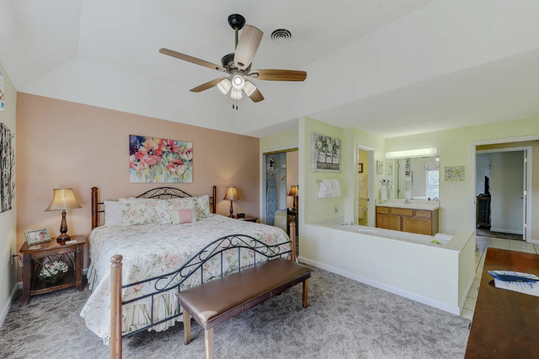 Primary Bedroom with King Bed, Private Bathroom, Cable TV and Wifi