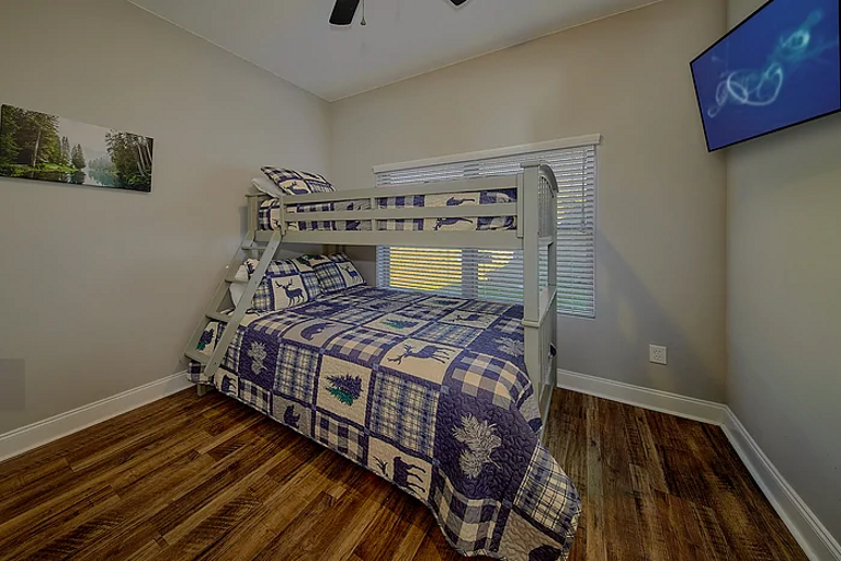 Bunk beds: Twin over full bed