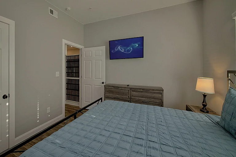 Primary Bedroom with King Bed, Cable TV and Wifi 